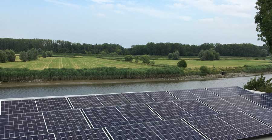 Uitzicht van natuur en zonnepanelen die Hendrik De Nijs heeft afgewerkt